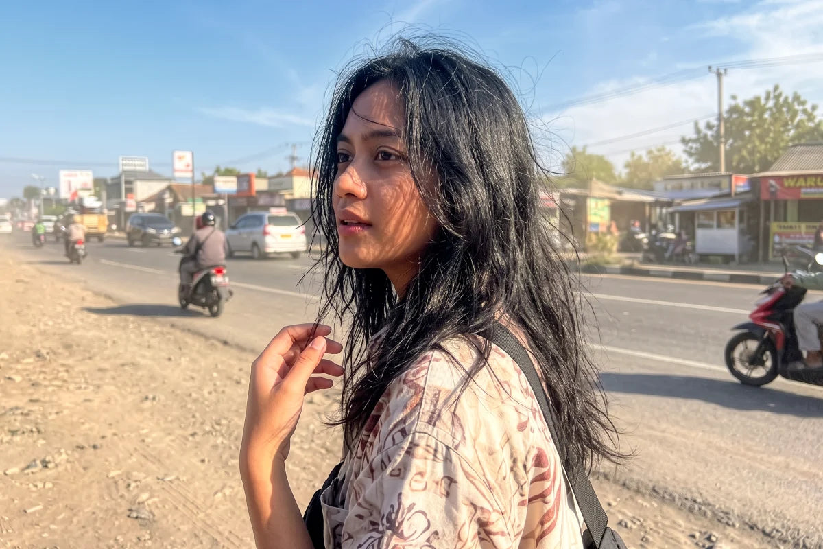 The Silent War on Your Hair: Apa yang Terjadi pada Keratin Anda Setelah 24 Jam di Kota?